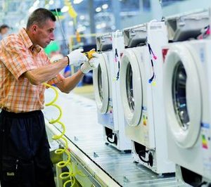 La línea blanca invierte la tendencia tras seis ejercicios en negativo