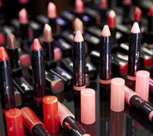 Douglas refuerza su marca propia entrando en colorido