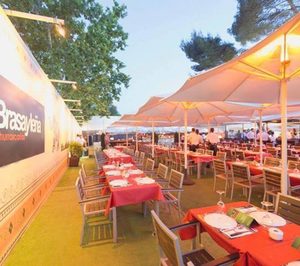 Brasa y Leña pone en marcha un restaurante de temporada dentro de una terraza de verano