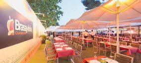 Brasa y Leña pone en marcha un restaurante de temporada dentro de una terraza de verano