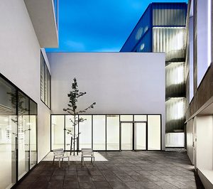 Benestar formaliza el contrato de mobiliario de la nueva residencia Alchemika