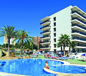 El hotel RH Corona del Mar inicia las mejoras para conseguir un consumo energético casi nulo