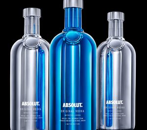 Absolut electrifica su icónica botella