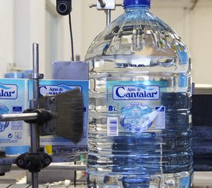 Postres Reina entra en aguas envasadas con la compra de Agua de Cantalar