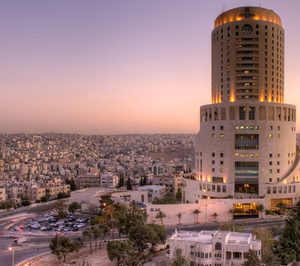 BlueBay firma un acuerdo estratégico con Le Royal Hotels & Resorts para reforzar su presencia internacional