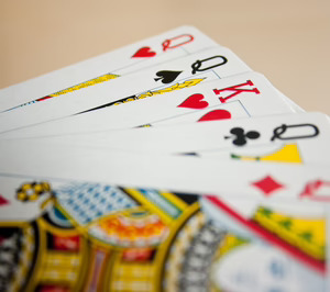 Naipes Heraclio Fournier invierte y prevé crecer este año