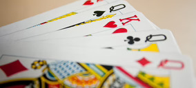 Naipes Heraclio Fournier invierte y prevé crecer este año