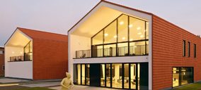 Las cubiertas inclinadas con teja cerámica aportan valor a los edificios