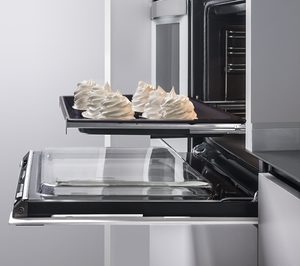 Balay presenta la nueva Serie Cristal de hornos con raíles extraíbles