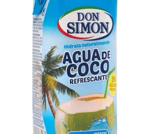 Don Simón lanza agua de coco