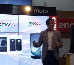 Lenovo presenta sus convertibles tablet Yoga Book y smartphone Moto Mods