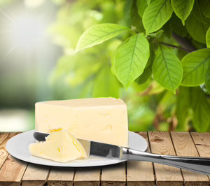 La mantequilla se mezcla con la margarina