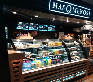 Más Q Menos aterriza en el aeropuerto de Bilbao