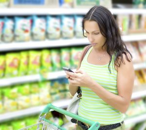 El 71% de los clientes utiliza el móvil mientras compra en el supermercado