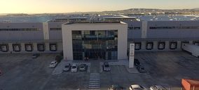 Docks Logistics Spain mira al exterior