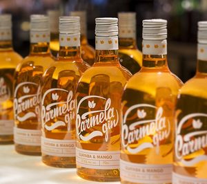Arehucas vuelve a apostar por la ginebra con Carmela Gin
