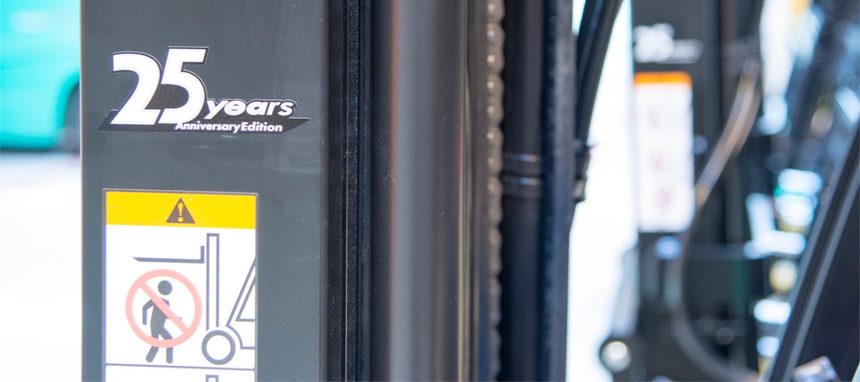 Mitsubishi y ULMA Carretillas Elevadoras celebran su 25 aniversario en el mercado con una edición especial de carretillas elevadoras y de equipos de interior
