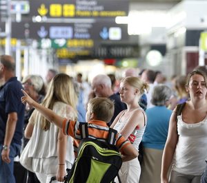 España recibió 10,5 M de turistas internacionales en julio, un 10,1% interanual más