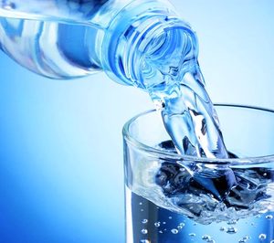 El agua envasada ‘fluye con intención’ en Barcelona