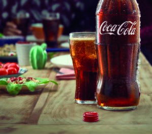 Coca-Cola lanza una botella de vidrio para el consumo en casa