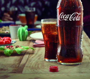 Coca-Cola lanza su icónica botella en formato familiar para el hogar