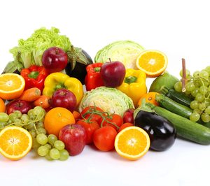 Supermercados Sánchez Romero y Vegalsa-Eroski regalan fruta a los niños