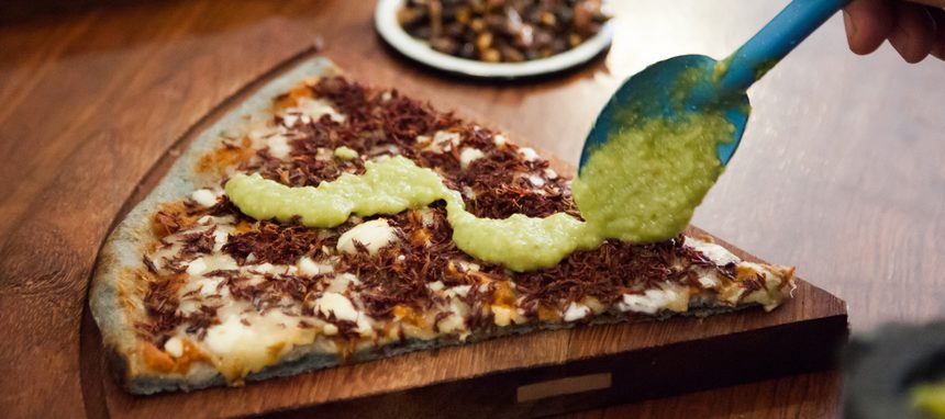 La pizza azul que ensalza el orgullo local y el trabajo social