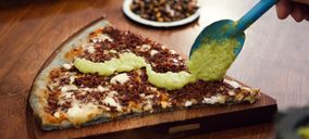 La pizza azul que ensalza el orgullo local y el trabajo social