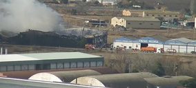 Un incendio calcina por completo una de las naves de Frutas Micersa