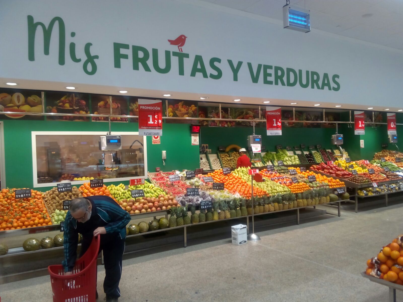 Frutas y verduras en venta atendida