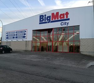 Matías Vallés inaugura establecimiento