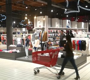 Eroski reforma su hipermercado de Vitoria para incluir secciones de moda