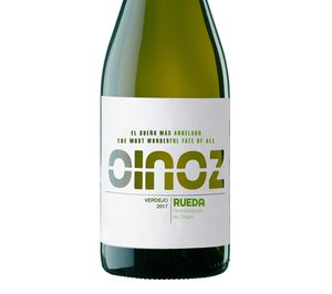 Oinoz presenta su primer vino blanco