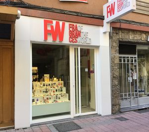 Fragancias del Mundo ajusta su red