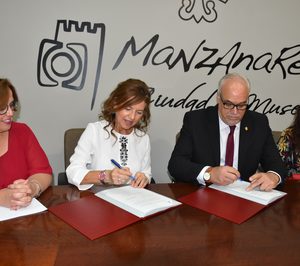 Firmado el convenio que facilita la ampliación de la residencia de Manzanares