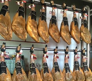 Jamones Aljomar avanza en ibérico y culmina su ampliación ganadera