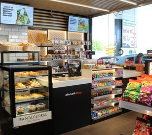 La cartelería digital de Retinna llega a las tiendas ‘AtenoilShop’