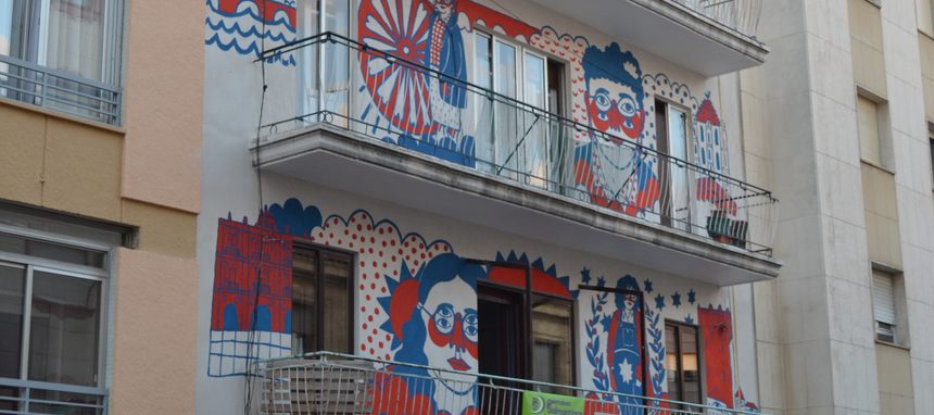 Ursa aísla la fachada artística decorada por Ricardo Cávolo en Salamanca