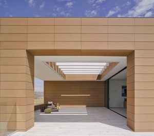 Frontek, en la fachada de la nueva bodega Casa Rojo