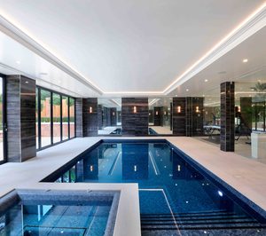 Los tonos grises y las mezclas de mosaico, lo último en revestimiento y diseño de piscinas