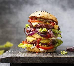 Nestlé le planta cara a Beyond Meat en hamburguesas vegetales