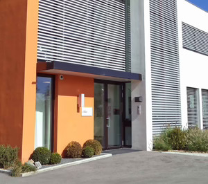 El grupo Cosmo Fragrance centraliza su producción en la fábrica de Granollers