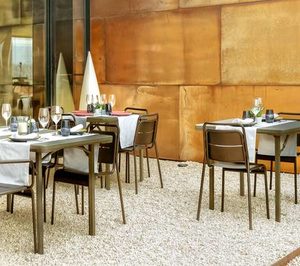 Maxchief Europe amplía su gama de mesas plegables para hostelería