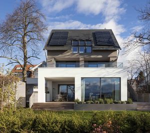 La instalación de paneles fotovoltaicos reduce la factura energética más de un 40%