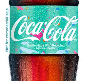 Coca-Cola fabrica su primera botella de plástico reciclado de basura marina