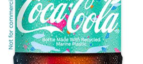 Coca-Cola fabrica su primera botella de plástico reciclado de basura marina