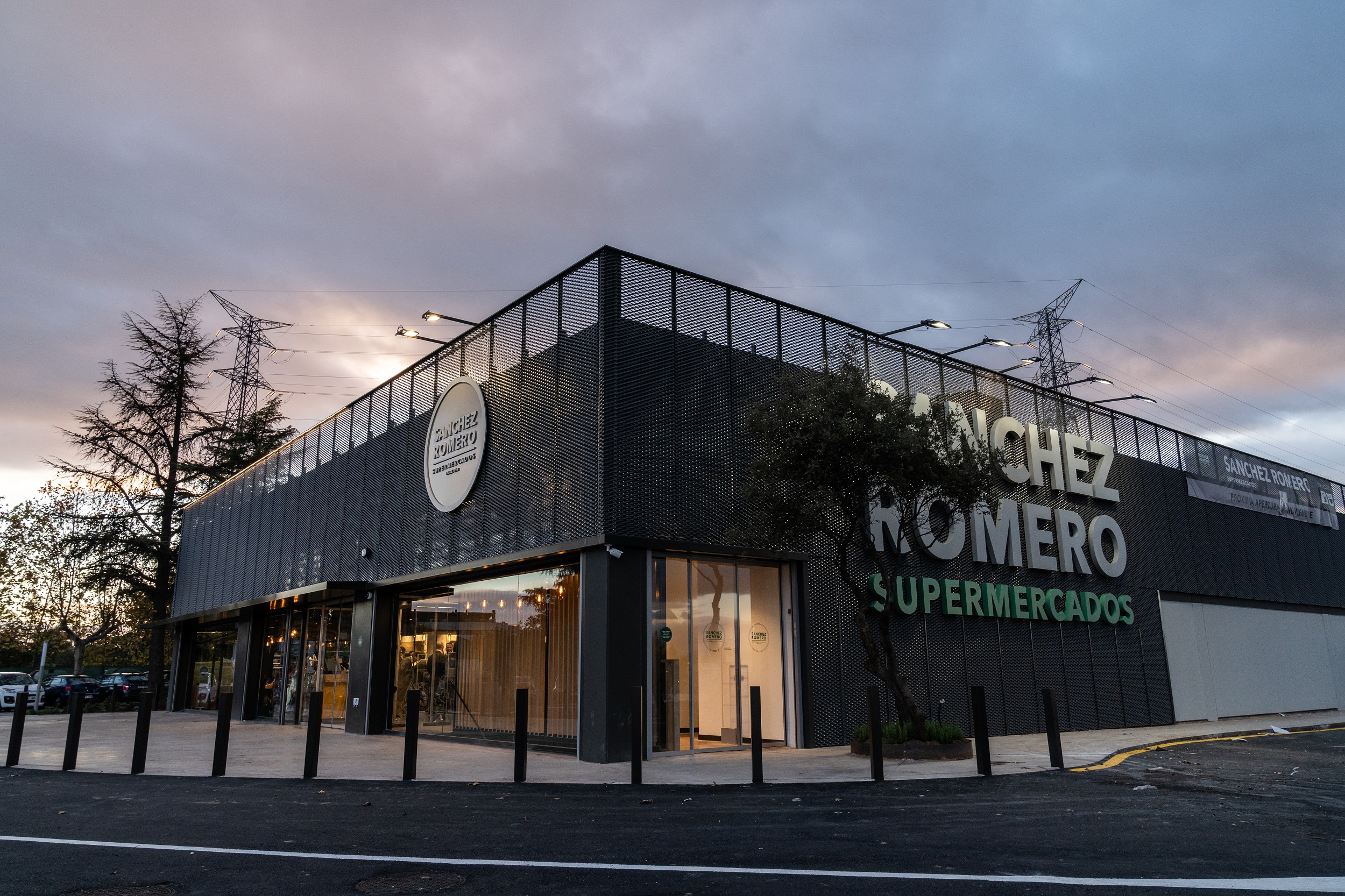 Supermercados Sánchez Romero inaugura su primera tienda 'hub' de servicios