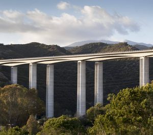 Ferrovial se desprende de la autopista malagueña Ausol y avanza en la venta de servicios