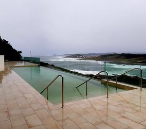 Paradores recibe el inmueble de su futuro hotel en Muxía