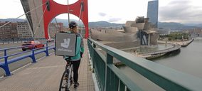 Deliveroo y El Corte Inglés inician una prueba piloto de reparto de comida preparada